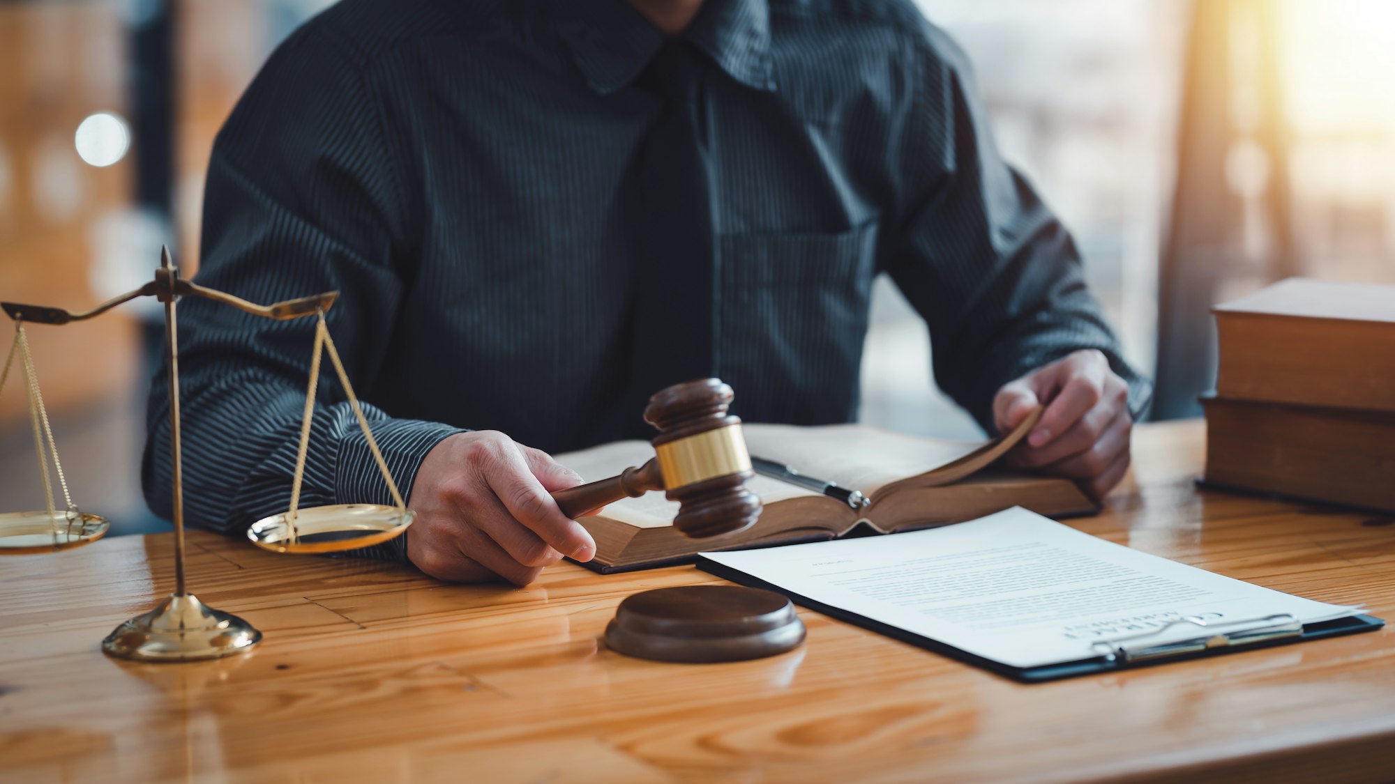 Attorney provide advice on litigation matters and sign contracts as lawyers to receive complaints fr